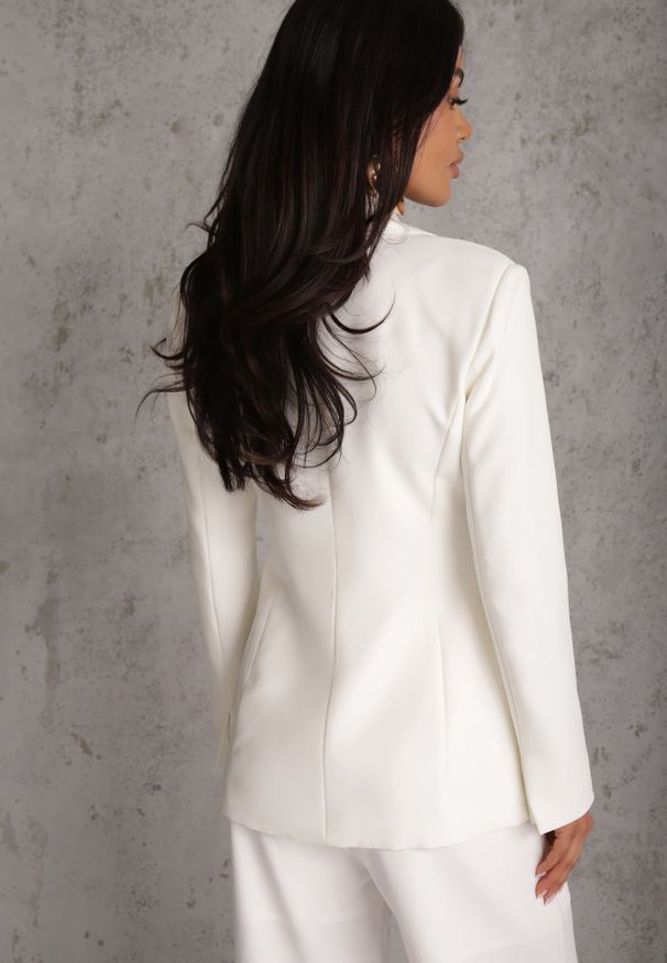 Renee - Biała Marynarka VICES o Taliowanym Kroju z Poduszkami w Ramionach Idameni. Okazja: do pracy, na spotkanie biznesowe. Kolor: biały. Materiał: poliester. Styl: biznesowy