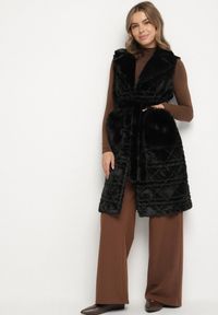 Born2be - Czarna Futrzana Kamizelka z Wiązanym Paskiem i Ozdobnymi Przeszyciami Raetila. Okazja: na co dzień, na spotkanie biznesowe, do pracy. Typ kołnierza: golf. Kolor: czarny. Materiał: futro. Wzór: aplikacja. Styl: casual, biznesowy, elegancki #6