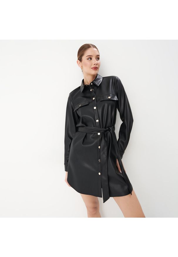 Mohito - Szmizjerka mini - Czarny. Kolor: czarny. Typ sukienki: szmizjerki. Długość: mini