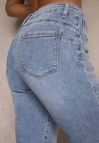 Renee - Jasnoniebieskie Jeansy High Waist o Kroju Mom Fit Delarinor. Okazja: na co dzień. Stan: podwyższony. Kolor: niebieski. Wzór: aplikacja. Styl: casual, elegancki