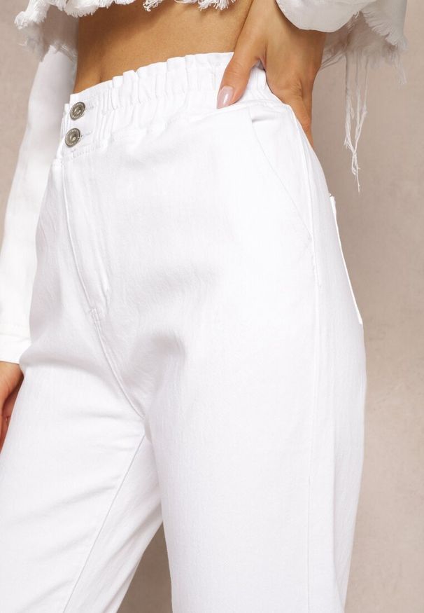 Renee - Białe Jeansy High Waist o Fasonie Mom Fit Petitlla. Okazja: na co dzień. Stan: podwyższony. Kolor: biały. Styl: klasyczny, casual, elegancki