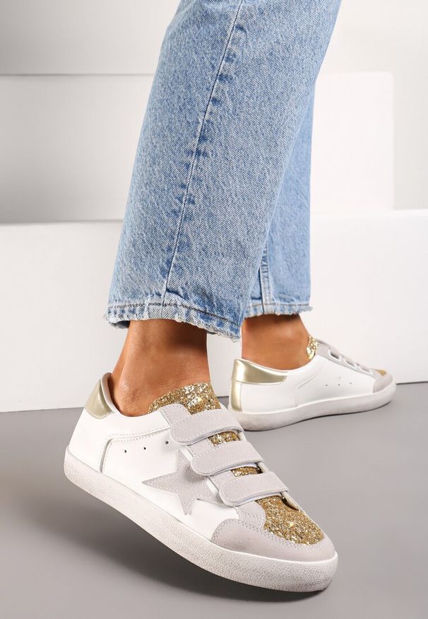 Born2be - Złoto-Białe Sneakersy na Rzepy ze Zdobieniami z Brokatu Mappe. Nosek buta: okrągły. Zapięcie: rzepy. Kolor: złoty, beżowy. Materiał: materiał. Wzór: aplikacja. Obcas: na obcasie. Wysokość obcasa: niski