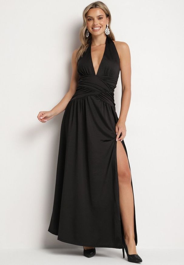Born2be - Czarna Koktajlowa Sukienka z Marszczeniem Odkrytymi Plecami i Usztywnianymi Miseczkami Vamilina. Okazja: na imprezę. Kolor: czarny. Typ sukienki: proste. Styl: wizytowy