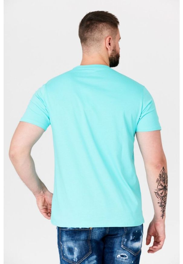 Guess - GUESS Turkusowy t-shirt męski z żółtym logo. Kolor: niebieski. Wzór: aplikacja