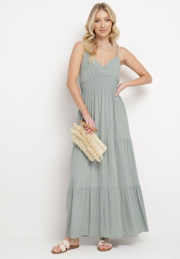 Born2be - Ciemnozielona Sukienka Rozkloszowana na Regulowanych Ramiączkach z Bawełny Aletise. Okazja: na spacer, na co dzień. Typ kołnierza: dekolt w kształcie V. Kolor: zielony. Materiał: bawełna. Długość rękawa: na ramiączkach. Styl: casual, elegancki