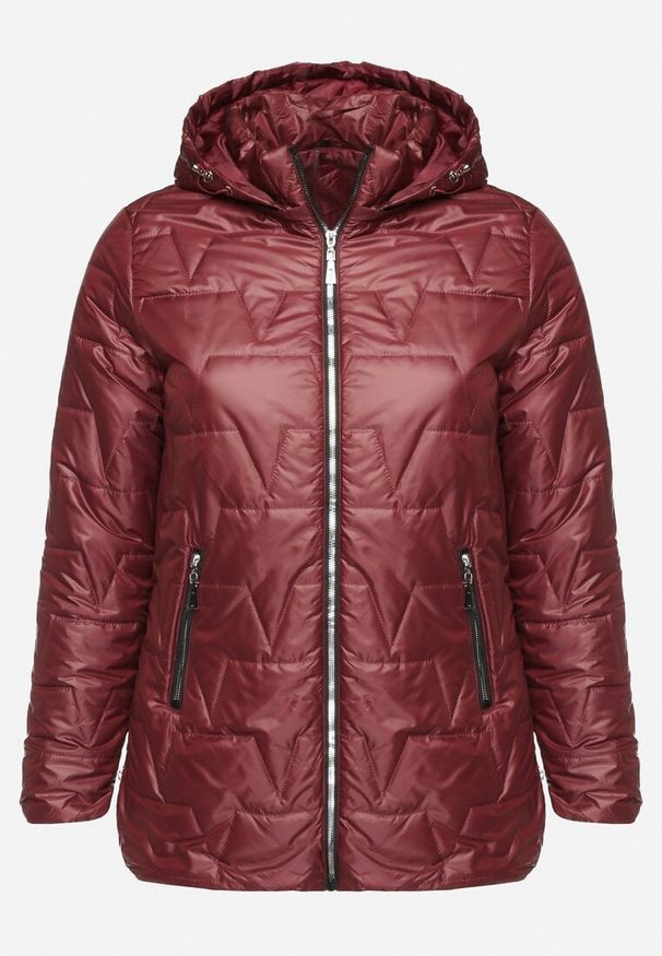 Born2be - Czerwona Pikowana Kurtka z Kapturem w Klasycznym Stylu Mallissa. Okazja: na spacer. Typ kołnierza: kaptur. Kolekcja: plus size. Kolor: czerwony. Materiał: jeans. Wzór: aplikacja. Styl: klasyczny