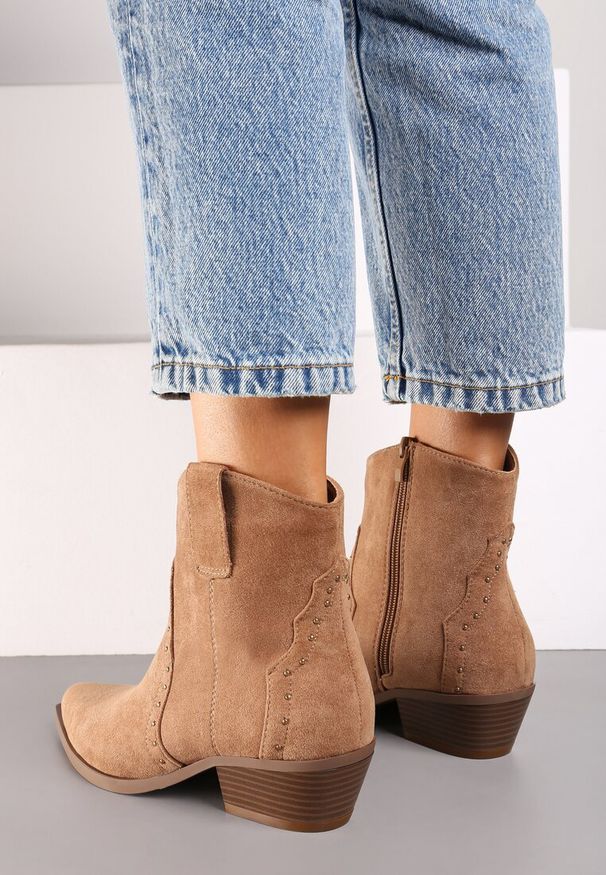 Renee - Brązowe Botki w stylu Kowbojek z Ekozamszu i Szpiczastym Noskiem Nevelara. Okazja: na co dzień. Nosek buta: szpiczasty. Kolor: brązowy. Materiał: jeans. Obcas: na obcasie. Styl: casual. Wysokość obcasa: średni