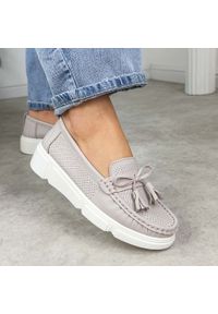 Beżowe skórzane mokasyny damskie Vinceza 88041. Okazja: na co dzień, na spacer. Nosek buta: okrągły. Kolor: beżowy. Materiał: skóra. Szerokość cholewki: normalna. Wzór: ażurowy. Sezon: jesień, wiosna, lato. Styl: elegancki, klasyczny, casual #1