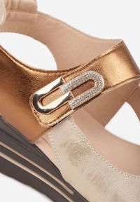 Born2be - Brązowe Sandały ze Skóry Naturalnej na Koturnie z Metaliczną Ozdobą i Cyrkoniami Charevera. Okazja: na co dzień. Zapięcie: rzepy. Kolor: brązowy. Materiał: skóra. Wzór: aplikacja. Obcas: na koturnie. Styl: casual, elegancki #8