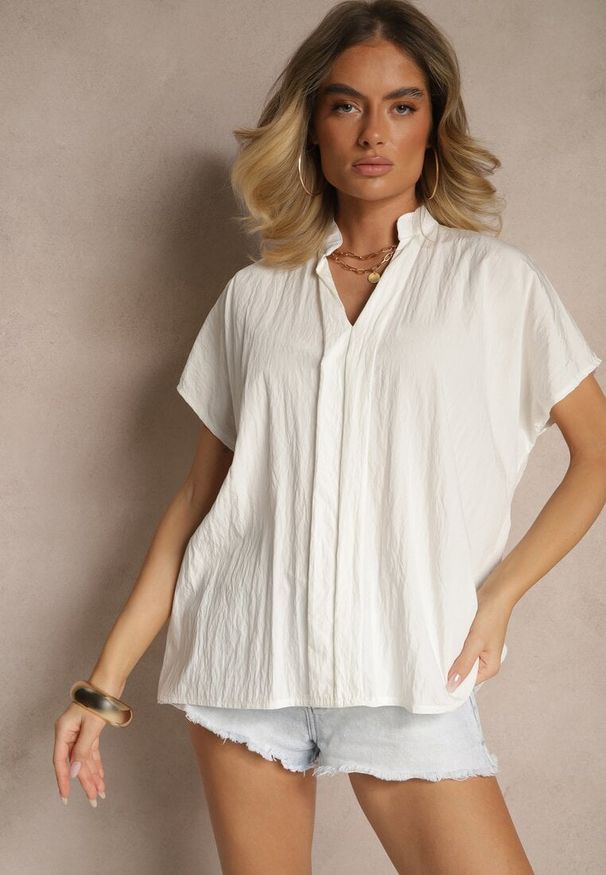 Renee - Biała Bluzka Oversize z Wiskozą o Kroju Nietoperz z Dekoltem w Serek Davithiel. Okazja: na co dzień. Typ kołnierza: dekolt w serek. Kolor: biały. Materiał: wiskoza. Styl: casual, elegancki