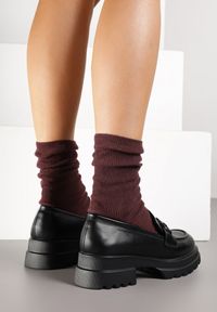 Born2be - Czarne Mokasyny na Grubej Podeszwie z Tłoczeniem i Klamrą Ilrezza. Okazja: na co dzień. Zapięcie: klamry. Kolor: czarny. Styl: klasyczny, casual, elegancki