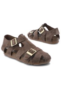 Sandały damskie Artiker, cholewka ze skóry naturalnej zamszowej ażurowa konstrukcja z wycięciami, brązowe, 58C0551. Kolor: brązowy. Materiał: skóra, zamsz. Wzór: ażurowy #7