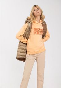 Volcano - Brzoskwiniowa bluza damska z kapturem B-FOGi. Typ kołnierza: kaptur. Kolor: pomarańczowy. Materiał: materiał, bawełna, elastan. Wzór: nadruk, napisy. Styl: klasyczny, elegancki #1
