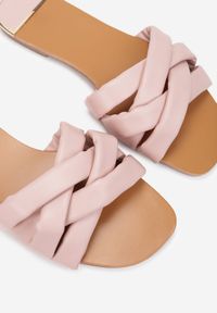 Renee - Różowe Klapki Amalura. Nosek buta: okrągły. Kolor: różowy. Wzór: kwiaty, jednolity. Sezon: lato. Obcas: na płaskiej podeszwie. Styl: klasyczny