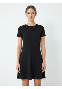 Sinsay - Dzianinowa sukienka mini - czarny. Kolor: czarny. Materiał: dzianina. Długość: mini
