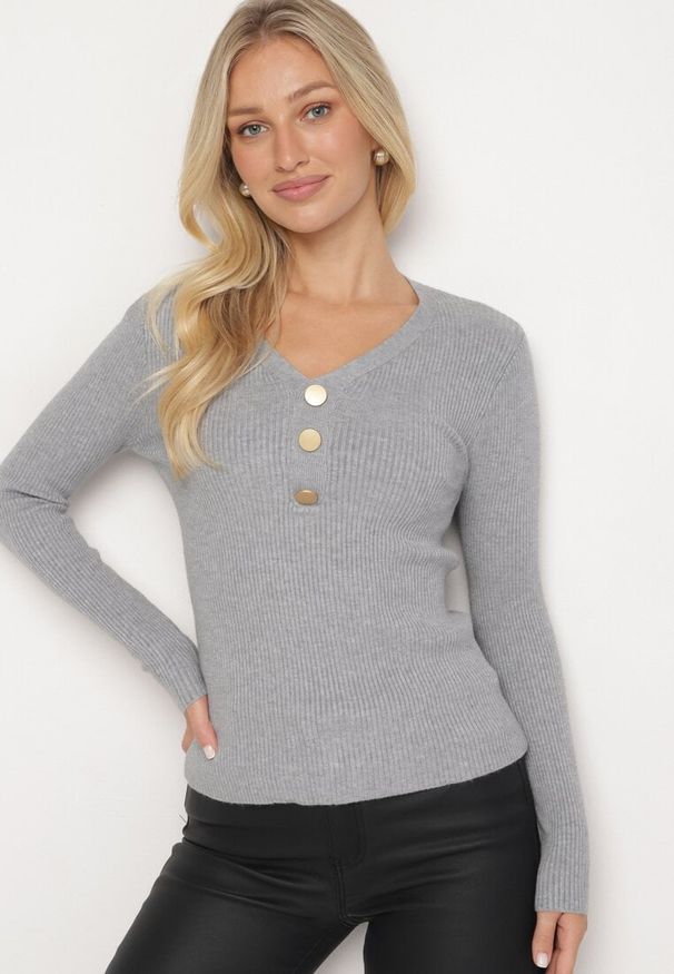 Born2be - Szary Sweter z Bawełną z Prążkowanego Materiału Ozdobiony Guzikami Zinfera. Okazja: na co dzień. Typ kołnierza: dekolt w serek. Kolor: szary. Materiał: bawełna, prążkowany, materiał. Wzór: aplikacja. Styl: casual, klasyczny