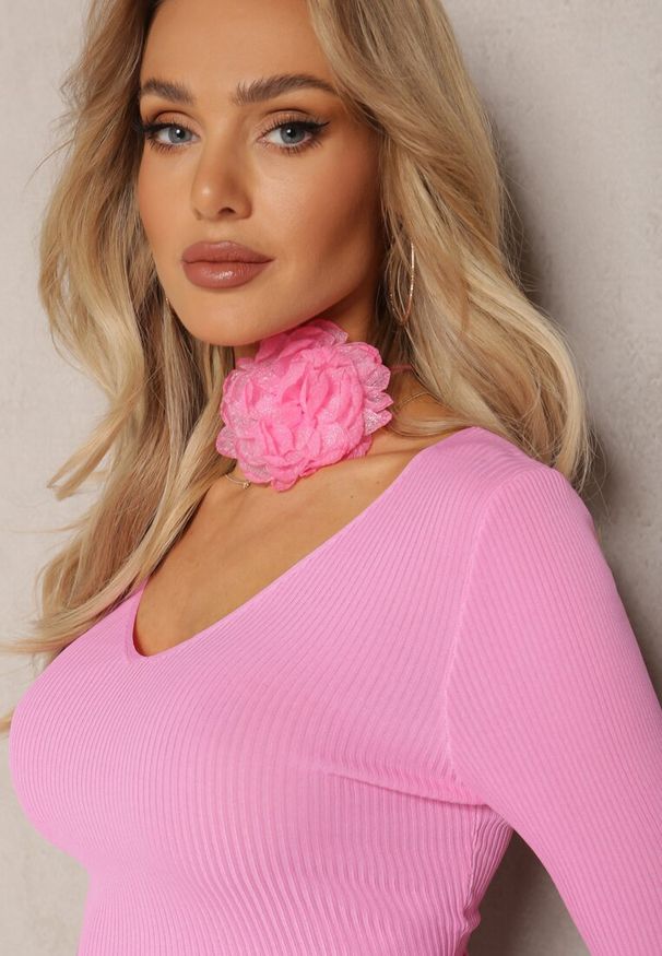 Renee - Fuksjowa Prążkowana Bluzka o Krótkim Fasonie Choker z Kwiatem w Komplecie Laindera. Typ kołnierza: choker. Kolor: różowy. Materiał: prążkowany. Długość: krótkie. Wzór: kwiaty. Styl: elegancki