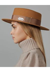 LESHKA - Jasnobrązowy kapelusz ze wstążką i logo Canotier. Kolor: brązowy. Wzór: aplikacja