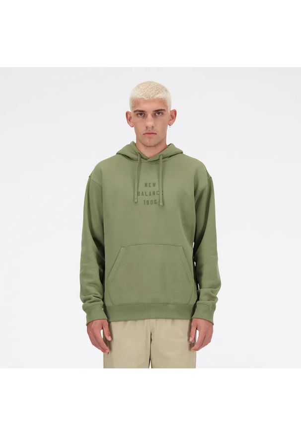 Bluza męska New Balance MT41517DEK – zielona. Kolor: zielony. Materiał: bawełna, tkanina, poliester, prążkowany, dresówka. Wzór: napisy