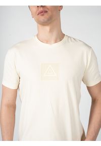 Iceberg T-Shirt "C-Neck" | F020639A | Mężczyzna | Beżowy. Okazja: na co dzień. Kolor: beżowy. Materiał: bawełna, elastan. Wzór: nadruk. Styl: casual, elegancki #2