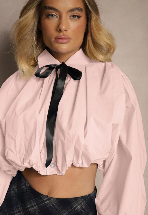 Renee - Różowa Bufiasta Koszula z Bawełny w Stylu Retro z Ozdobną Kokardą Frulla. Okazja: na co dzień. Typ kołnierza: kokarda. Kolor: różowy. Materiał: bawełna. Długość rękawa: długi rękaw. Długość: długie. Styl: retro