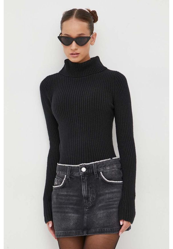 Hollister Co. sweter damski kolor czarny lekki z golfem. Typ kołnierza: golf. Kolor: czarny. Materiał: dzianina, prążkowany. Długość rękawa: długi rękaw. Długość: długie