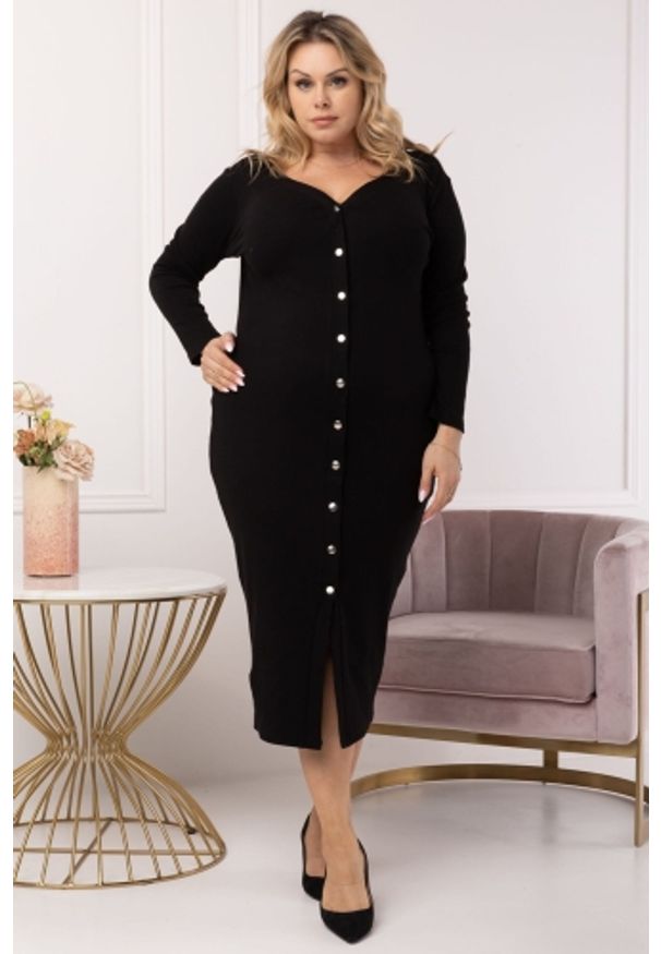 KARKO - Sukienka prążkowana bawełniana rozpinana na zatrzaski wysmuklająca ALENKA czarna PROMOCJA. Okazja: na randkę, na spacer, na spotkanie biznesowe, do pracy, na co dzień. Typ kołnierza: dekolt w kształcie V. Kolekcja: plus size. Kolor: czarny. Materiał: prążkowany, bawełna. Długość rękawa: długi rękaw. Typ sukienki: sportowe, dla puszystych, ołówkowe. Styl: klasyczny, sportowy, casual, biznesowy, elegancki. Długość: midi