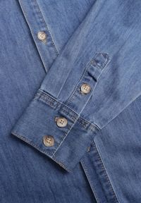 Renee - Niebieska Jeansowa Sukienka Koszulowa Oversize z Bawełną i Paskiem Cianatra. Okazja: na co dzień. Kolor: niebieski. Materiał: jeans, bawełna. Typ sukienki: koszulowe, oversize. Styl: wizytowy, casual #2