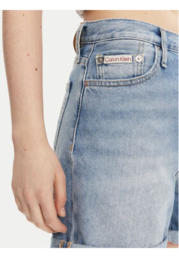 Calvin Klein Jeans Szorty jeansowe J20J225152 Niebieski Mom Fit. Kolor: niebieski. Materiał: bawełna