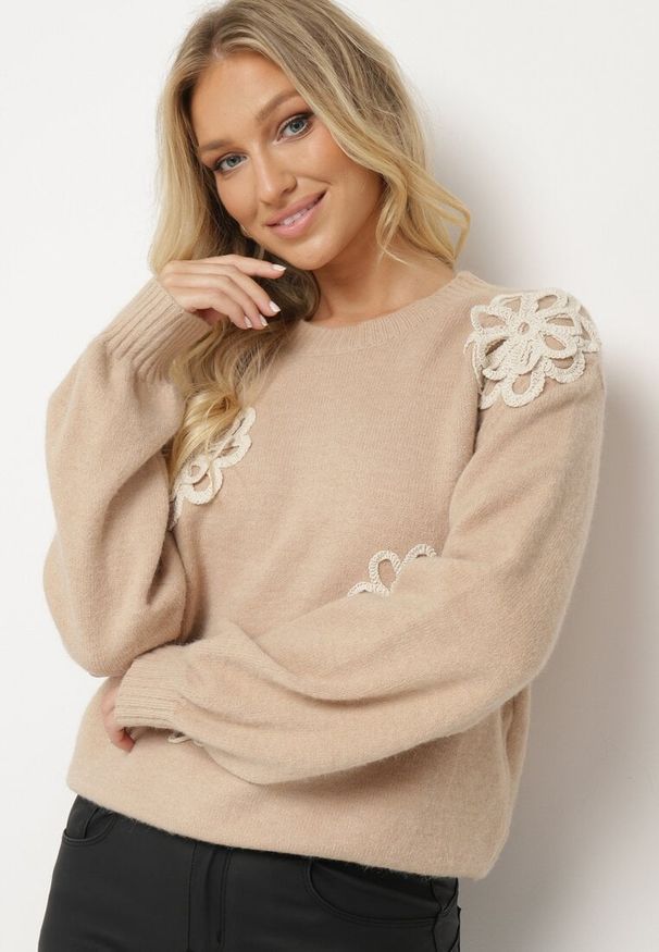 Born2be - Beżowy Sweter z Bawełną i Aplikacjami Kwiatów 3D Erosavia. Okazja: na co dzień. Kolor: beżowy. Materiał: bawełna. Wzór: aplikacja, kwiaty. Styl: elegancki, casual