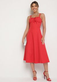 Born2be - Czerwona Rozkloszowana Gorsetowa Sukienka Vices Ozdobiona Wiązaniem Ralethea. Typ kołnierza: dekolt gorset. Kolor: czerwony. Długość rękawa: na ramiączkach. Wzór: aplikacja. Typ sukienki: gorsetowe. Styl: elegancki #7