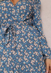 Renee - Niebieska Sukienka Thesena. Kolor: niebieski. Materiał: materiał, tkanina. Długość rękawa: długi rękaw. Wzór: nadruk, kwiaty, aplikacja. Typ sukienki: kopertowe, dopasowane. Długość: maxi #3