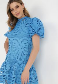 Born2be - Niebieska Sukienka Cilleis. Typ kołnierza: kołnierzyk stójkowy. Kolor: niebieski. Materiał: koronka. Wzór: koronka, aplikacja, ażurowy. Styl: elegancki. Długość: mini #5