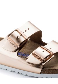 Birkenstock - BIRKENSTOCK - Złote klapki ze skóry metalicznej. Kolor: złoty. Materiał: skóra. Wzór: paski. Sezon: lato #2