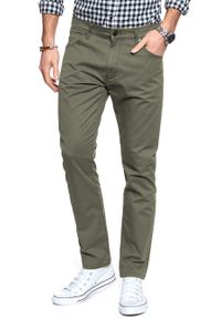 Wrangler - WRANGLER SPODNIE MĘSKIE LARSTON DUSTY OLIVE W18SXC275. Materiał: materiał #3