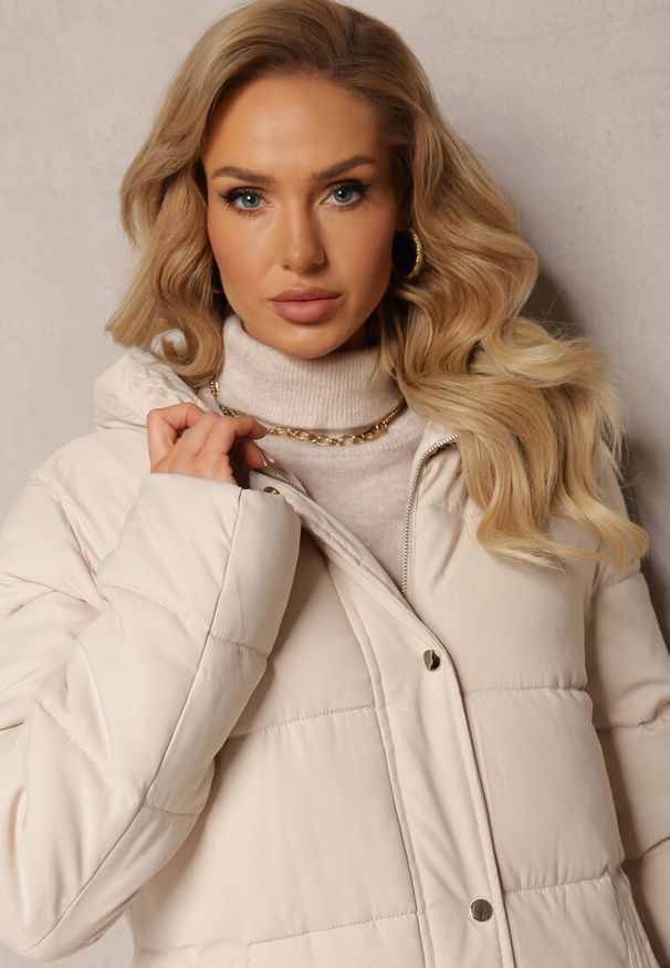 Renee - Jasnobeżowa Pikowana Długa Kurtka Płaszcz z Kapturem i Napami Tisima. Okazja: na co dzień. Typ kołnierza: kaptur. Kolor: beżowy. Materiał: jeans. Długość rękawa: długi rękaw. Długość: długie. Styl: casual, elegancki