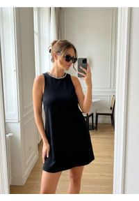 Sinsay - Sukienka mini z ozdobnymi dżetami przy dekolcie - czarny. Kolor: czarny. Długość: mini #1