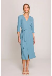 Stylove - Elegancka sukienka midi z dekoltem V i rozcięciem niebieska. Okazja: na spotkanie biznesowe. Typ kołnierza: typu klepsydra, dekolt w kształcie V. Kolekcja: dla wysokich. Kolor: różowy, czarny, niebieski. Wzór: gładki. Typ sukienki: kopertowe. Materiał: guma, satyna, tkanina, elastan. Styl: elegancki. Długość: midi