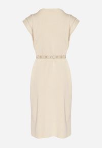 Born2be - Beżowa Sukienka z Wiskozą o Pudełkowym Kroju z Paskiem z Klamrą Polliviera. Okazja: na co dzień. Kolor: beżowy. Materiał: wiskoza. Styl: casual, elegancki #3