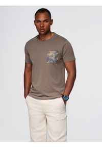 Ombre Clothing - T-shirt męski bawełniany z printowaną kieszonką – ciemnooliwkowy V1 - Rozmiar: M. Kolor: oliwkowy. Materiał: bawełna. Wzór: nadruk. Styl: elegancki #3