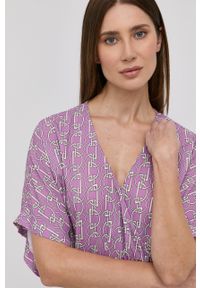 Nissa sukienka kolor fioletowy midi rozkloszowana. Kolor: fioletowy. Materiał: tkanina. Długość rękawa: krótki rękaw. Typ sukienki: rozkloszowane, plisowane. Długość: midi