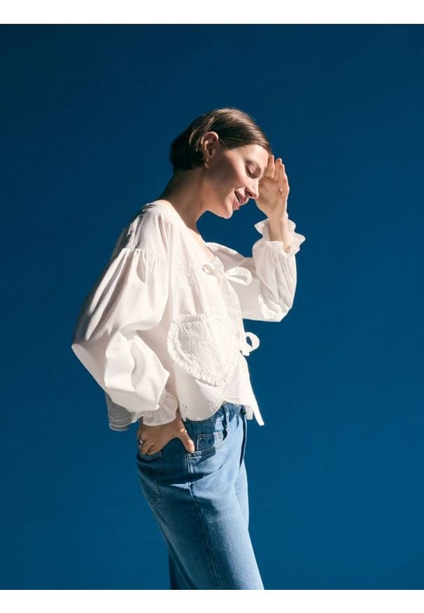 Reserved - Bluzka z haftem - biały. Kolor: biały. Materiał: bawełna, tkanina. Wzór: haft