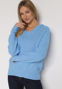 Born2be - Niebieski Sweter z Domieszką Kaszmiru z Dekoltem w Serek Feralaine. Okazja: na co dzień, na spotkanie biznesowe. Typ kołnierza: dekolt w serek. Kolor: niebieski. Materiał: kaszmir. Styl: biznesowy, klasyczny, casual, elegancki #3