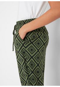 bonprix - Spodnie 3/4 z nadrukiem. Kolor: zielony. Materiał: wiskoza. Wzór: nadruk #2