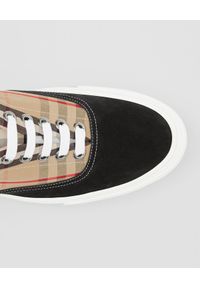 Burberry - BURBERRY - Zamszowe sneakersy w kratkę. Okazja: na co dzień. Nosek buta: okrągły. Kolor: brązowy. Materiał: zamsz. Wzór: kratka. Sezon: wiosna #7