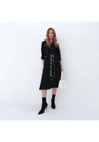 Mohito - Koszulowa sukienka midi z modnym paskiem - Czarny. Kolor: czarny. Typ sukienki: koszulowe. Długość: midi
