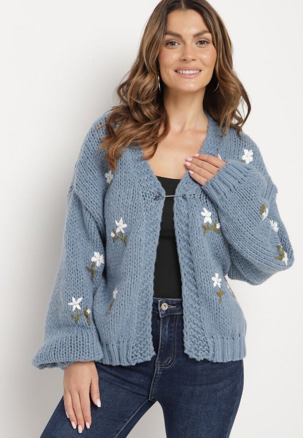 Born2be - Niebieski Kardigan w Kwiatowy Wzór Zapinany na Ozdobną Agrafkę Patinita. Okazja: na co dzień. Kolor: niebieski. Materiał: jeans. Długość: długie. Wzór: kwiaty. Styl: casual, elegancki