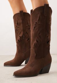 Renee - Brązowe Ażurowe Kozaki Kowbojki na Obcasie typu Stożek Tidrina. Kolor: brązowy. Materiał: zamsz. Wzór: ażurowy. Obcas: na obcasie. Styl: elegancki. Wysokość obcasa: średni #1