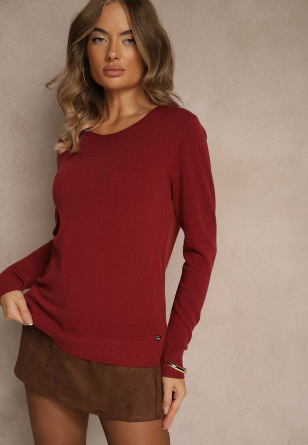 Renee - Bordowy Gładki Sweter w Minimalistycznym Stylu Tevra. Okazja: na co dzień. Kolor: czerwony. Materiał: jeans. Wzór: gładki. Styl: klasyczny, casual