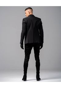GUNS & TUXEDOS - Czarne jeansy ze skórzaną kieszenią Night Angel. Kolor: czarny. Styl: rockowy #10